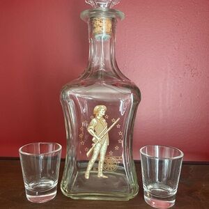 VTG Old Fitzgerald Liquor Decanter Patriot Minuteman Soldier W 2 Shot Glasses